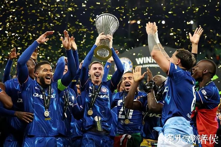 舒波莫廷与贝尔合影讨论比赛:切尔西赢得实至名归的胜利 舒波莫廷与贝尔合影讨论比赛:切尔西赢得实至名归的胜利